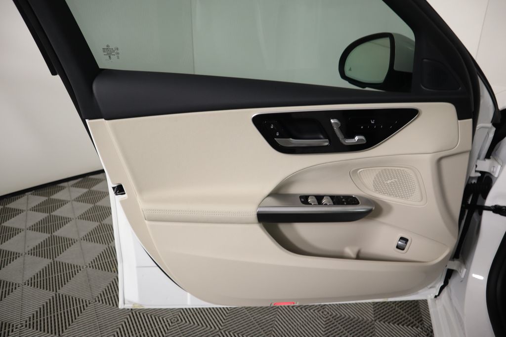 Vehicle image 25 of 33