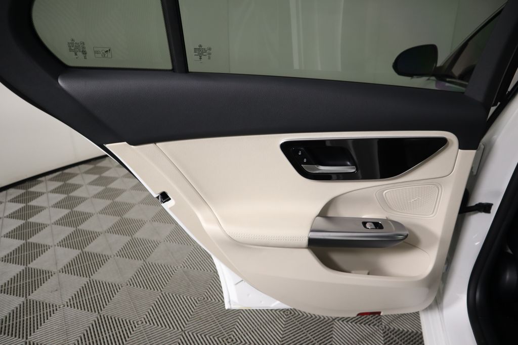 Vehicle image 27 of 33