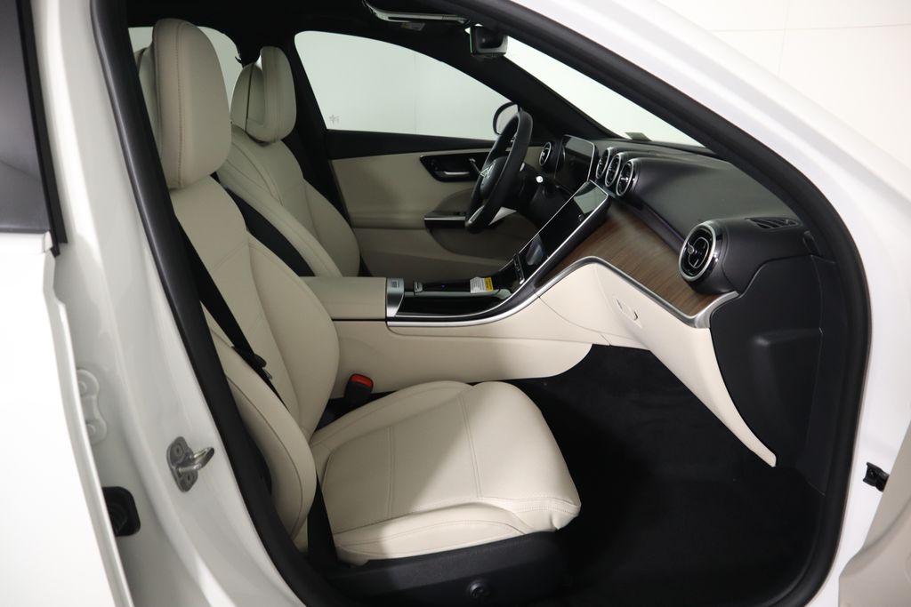 Vehicle image 21 of 33