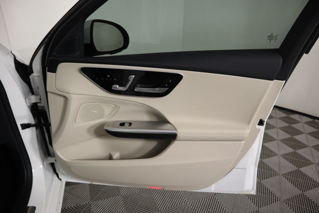 Vehicle image 26 of 33