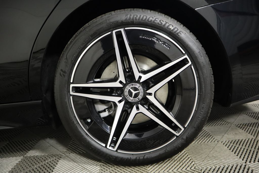 Vehicle image 32 of 34