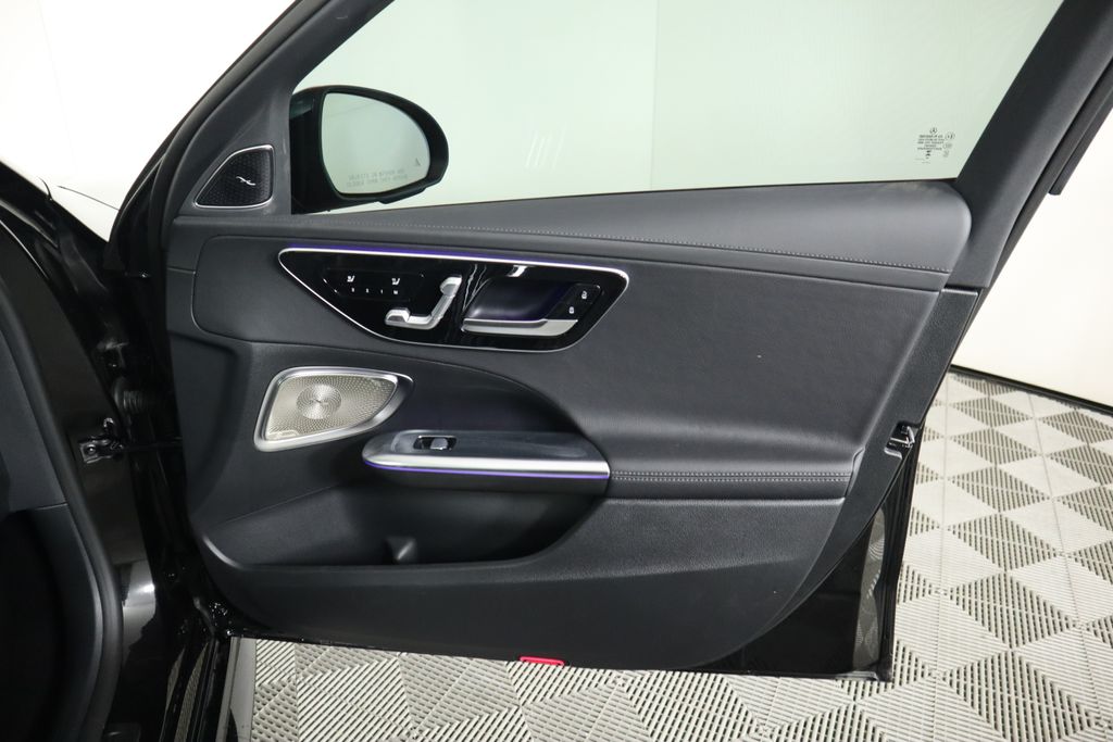Vehicle image 27 of 34