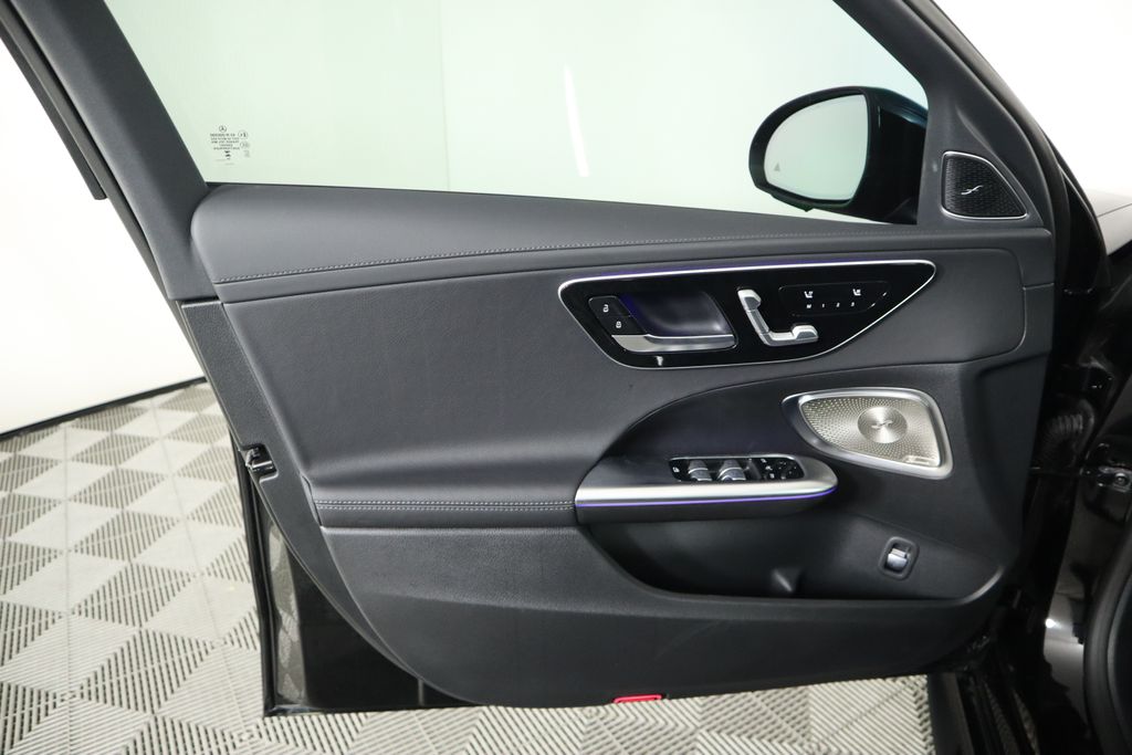 Vehicle image 26 of 34