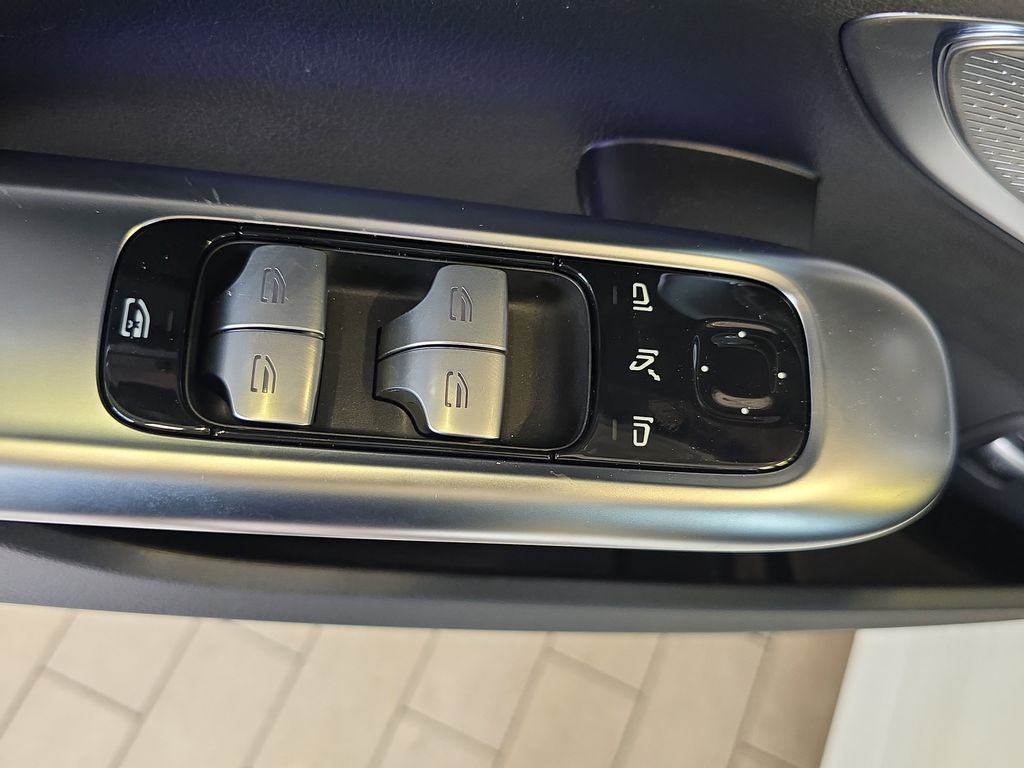 Vehicle image 29 of 38