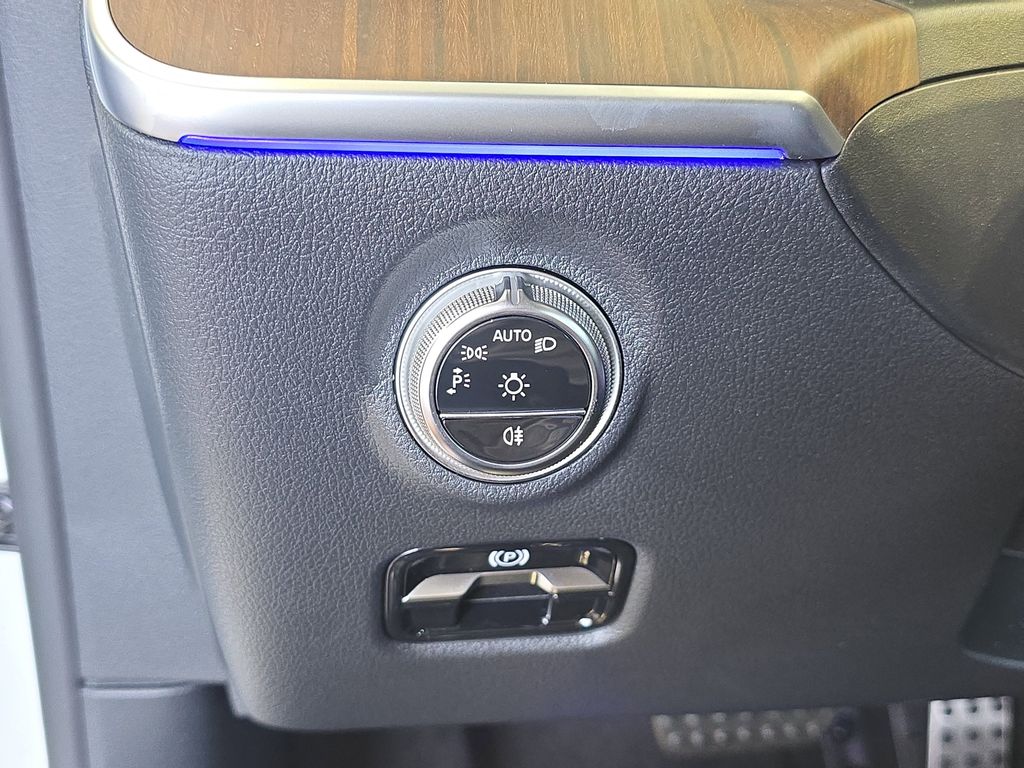 Vehicle image 27 of 38