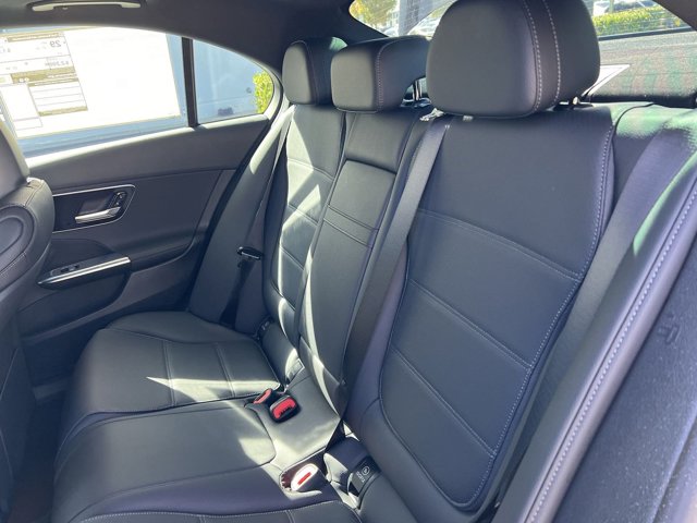 Vehicle image 33 of 37