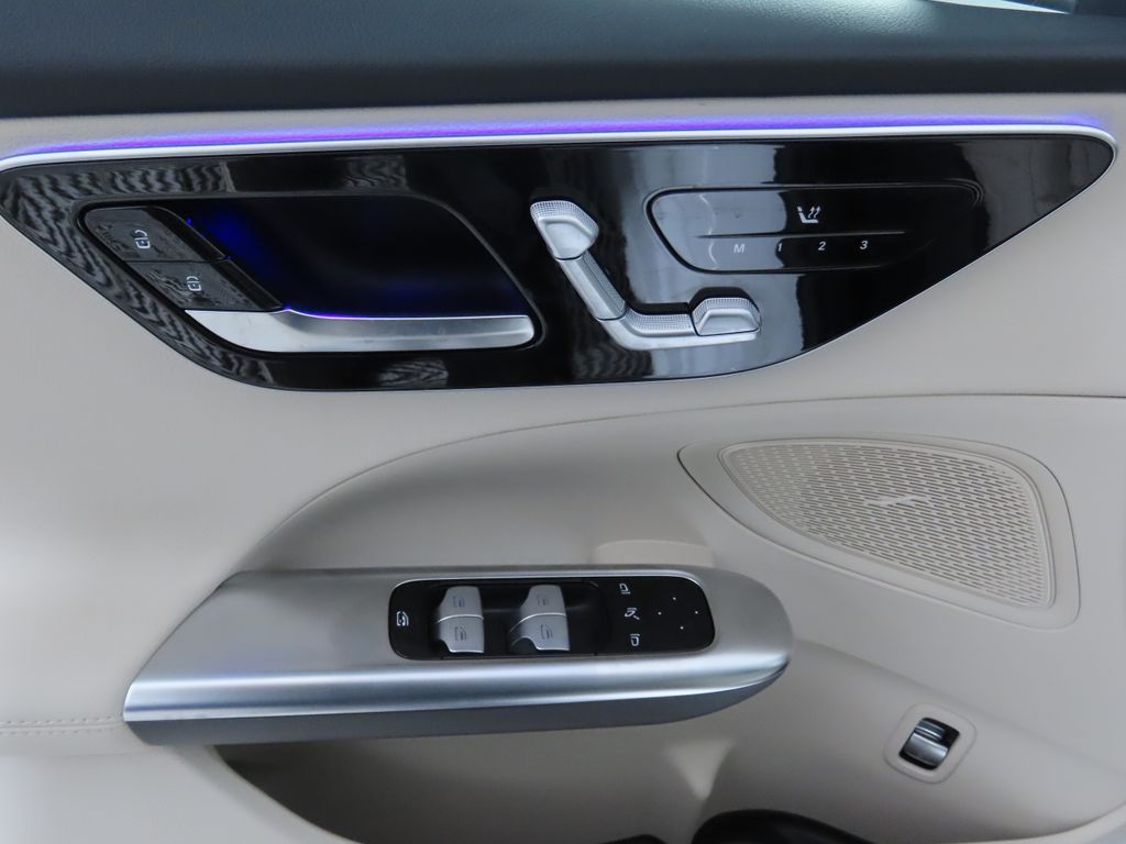 Vehicle image 24 of 33