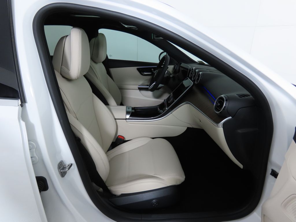 Vehicle image 21 of 33