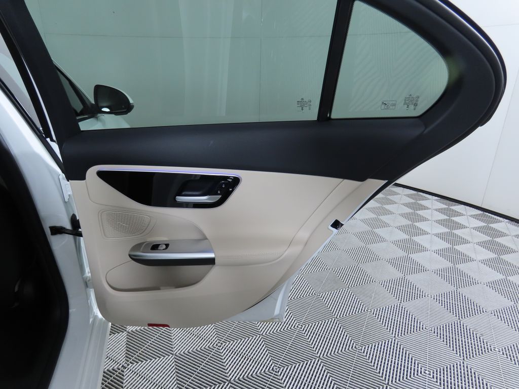 Vehicle image 28 of 33