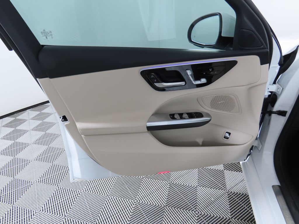 Vehicle image 25 of 33