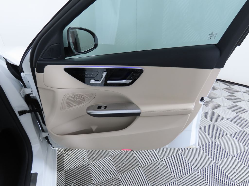 Vehicle image 26 of 33