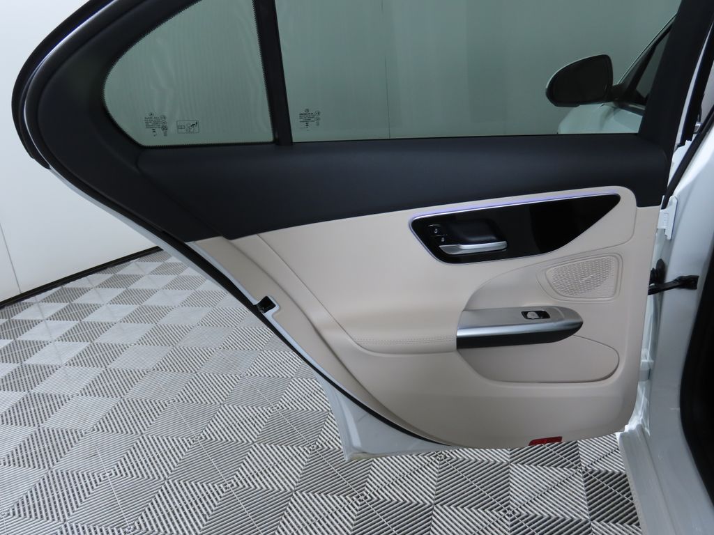 Vehicle image 27 of 33