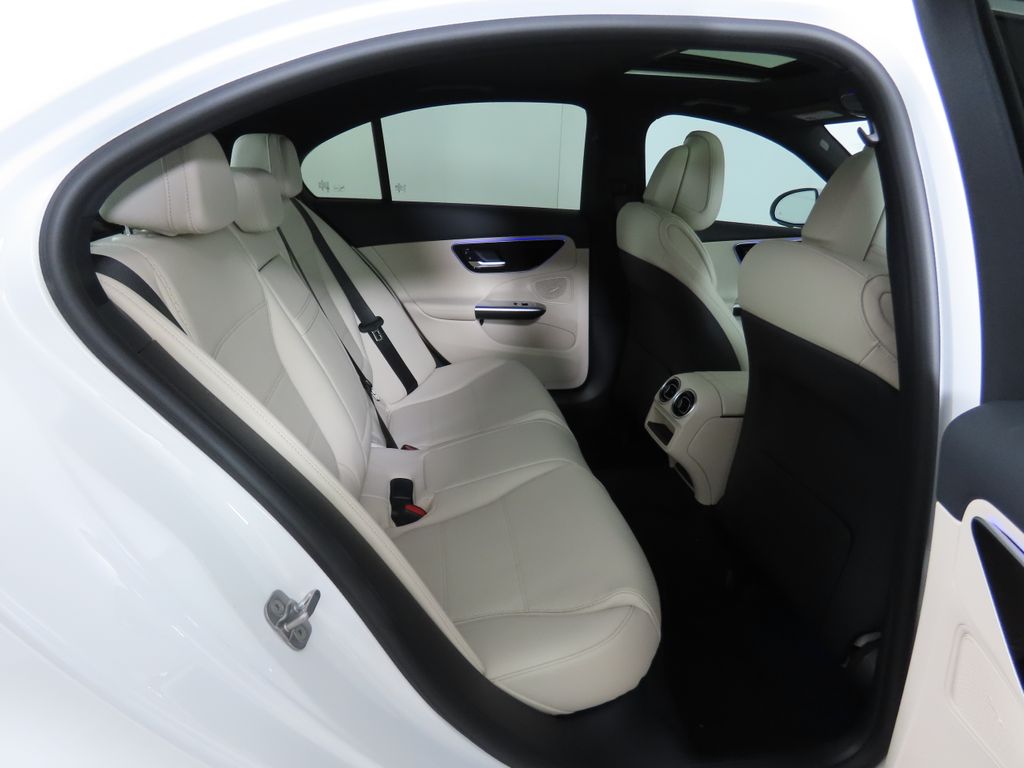 Vehicle image 23 of 33