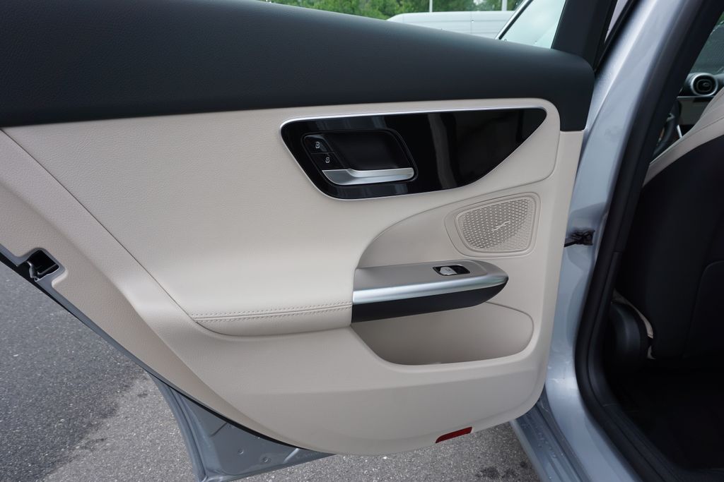 Vehicle image 37 of 67