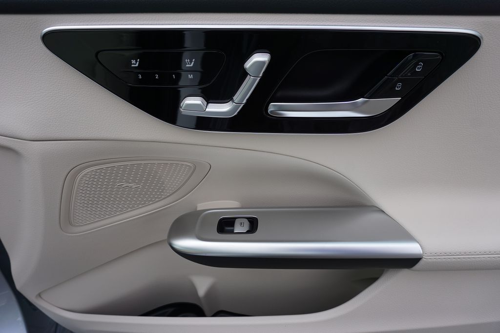 Vehicle image 61 of 67
