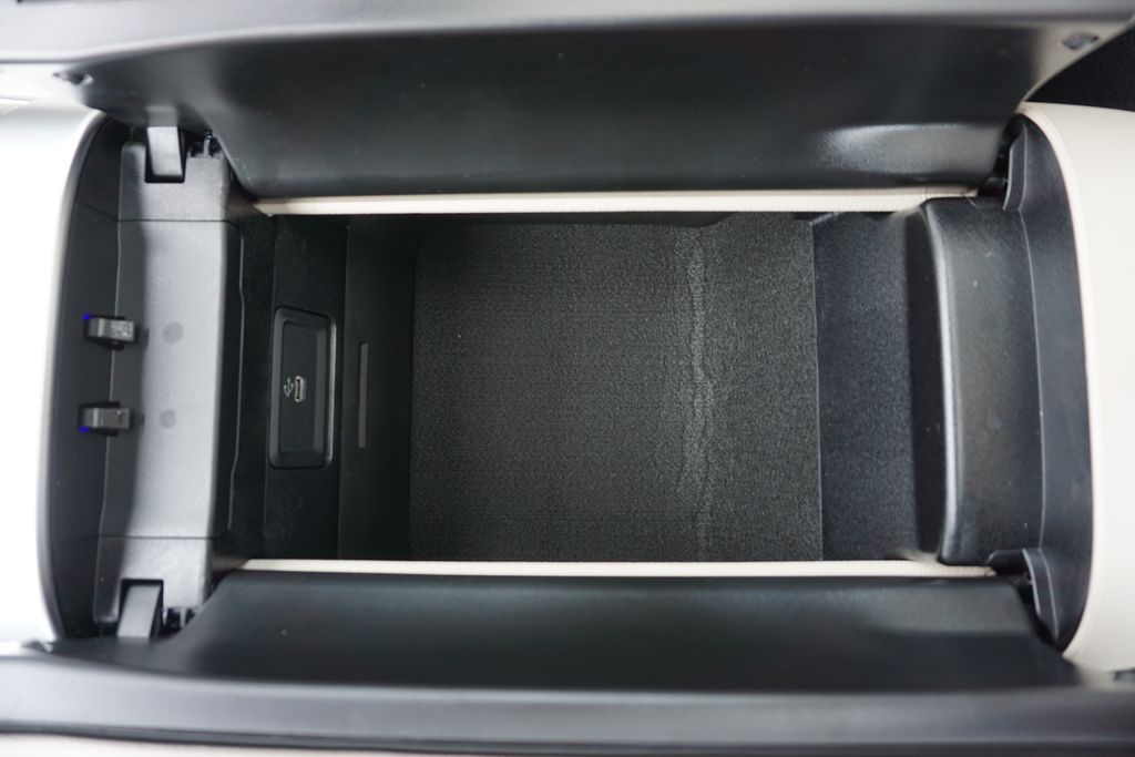 Vehicle image 33 of 67