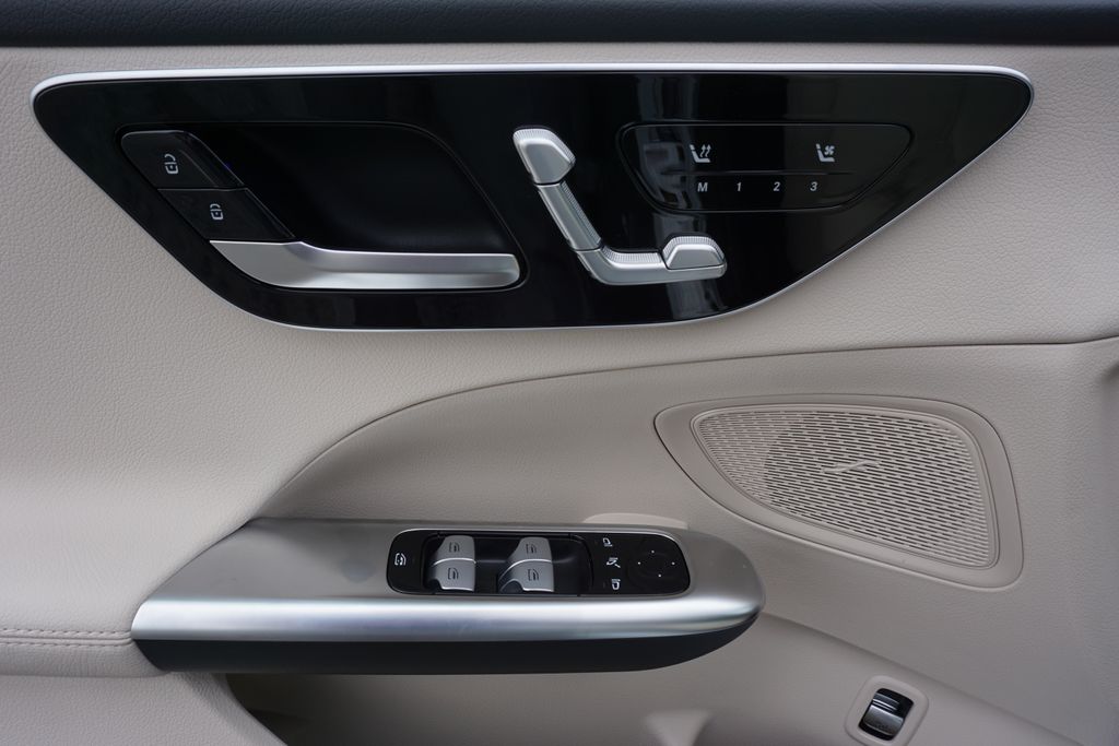 Vehicle image 18 of 67