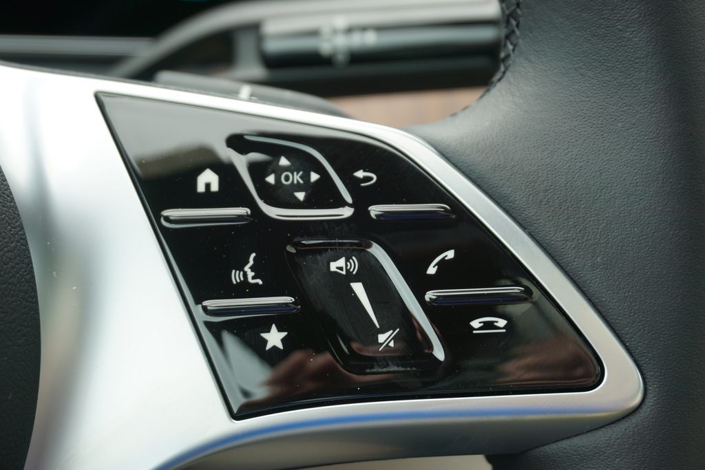 Vehicle image 23 of 67