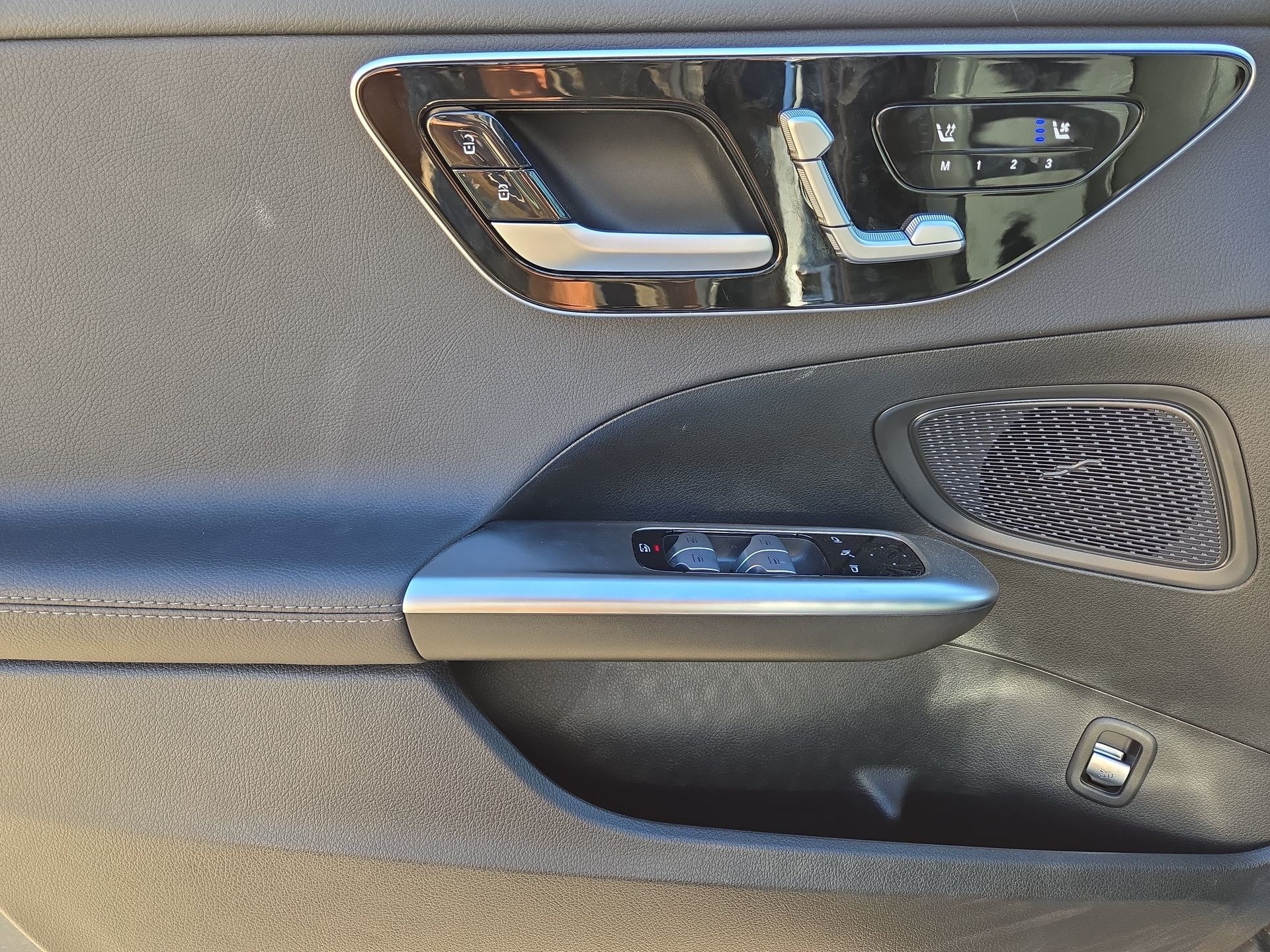 2025 Mercedes-Benz C-Class 300 Image 19 of 22