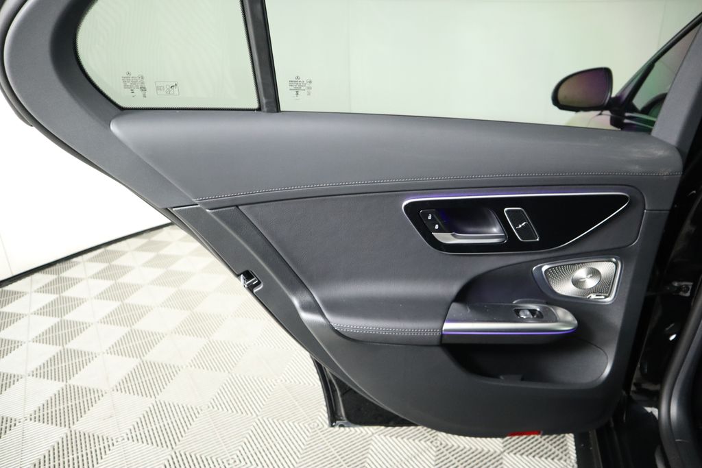 Vehicle image 28 of 34