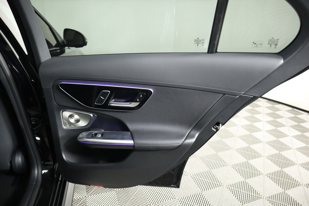 Vehicle image 29 of 34