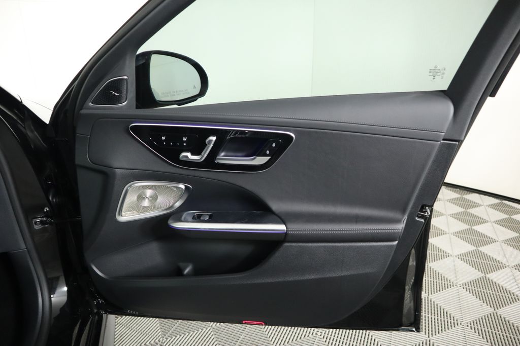 Vehicle image 27 of 34