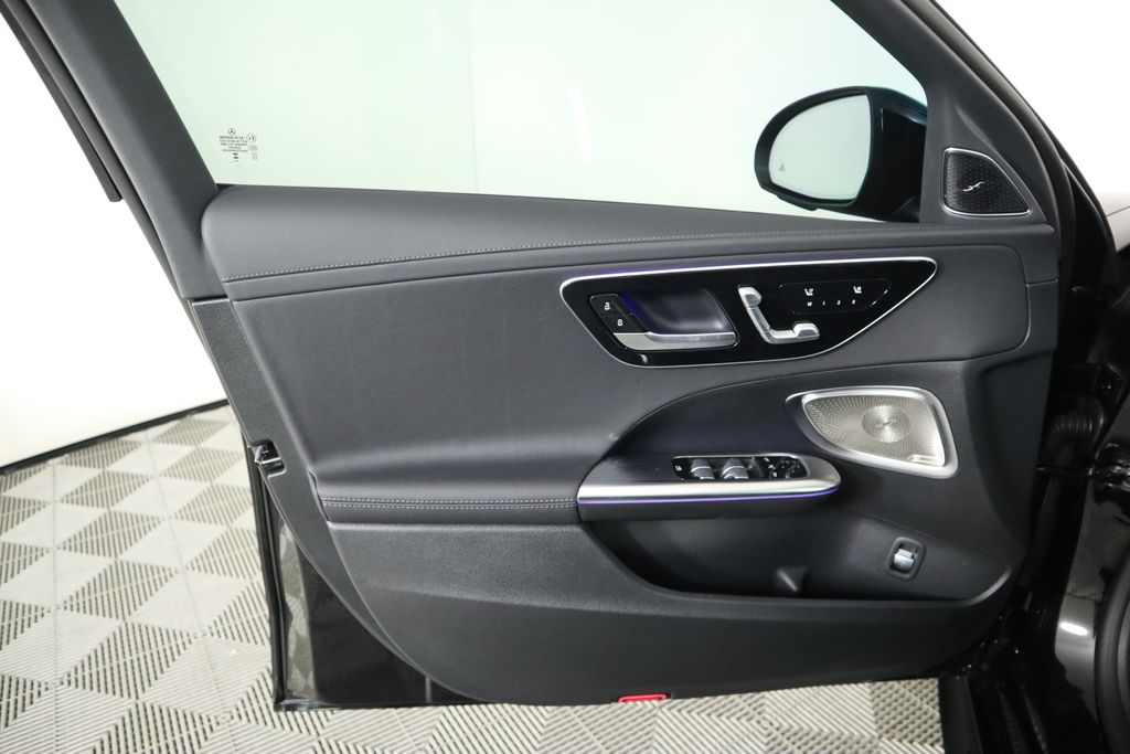 Vehicle image 26 of 34