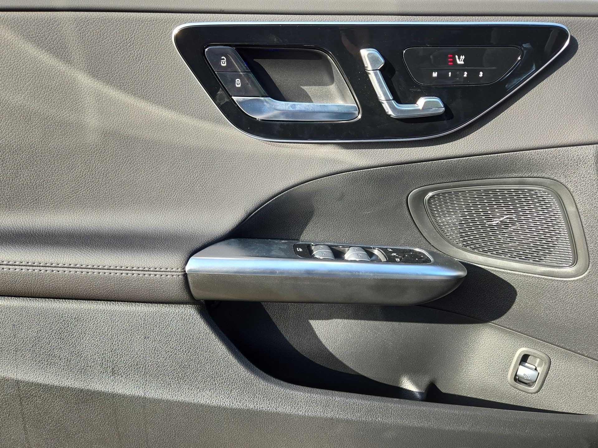 2025 Mercedes-Benz C-Class 300 Image 15 of 22