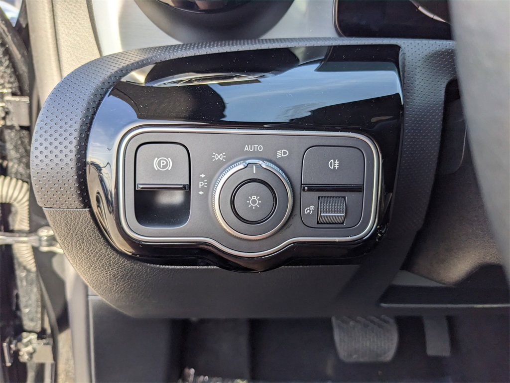 Vehicle image 28 of 37