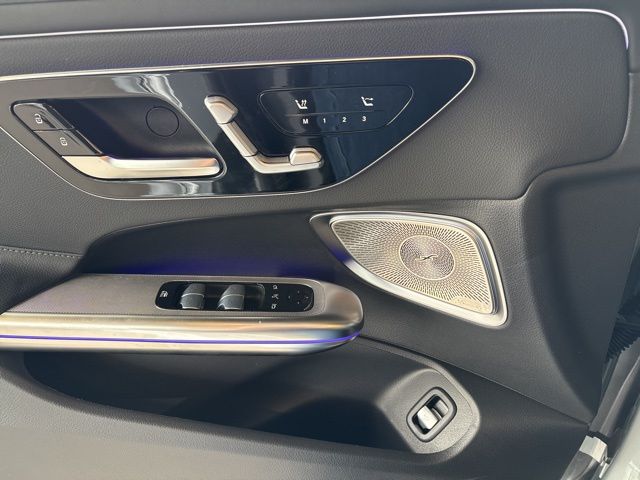 Vehicle image 16 of 18