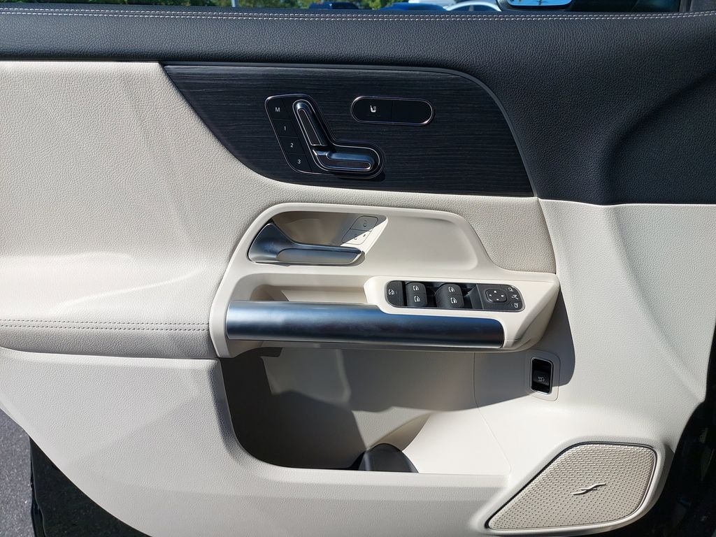 Vehicle image 23 of 31