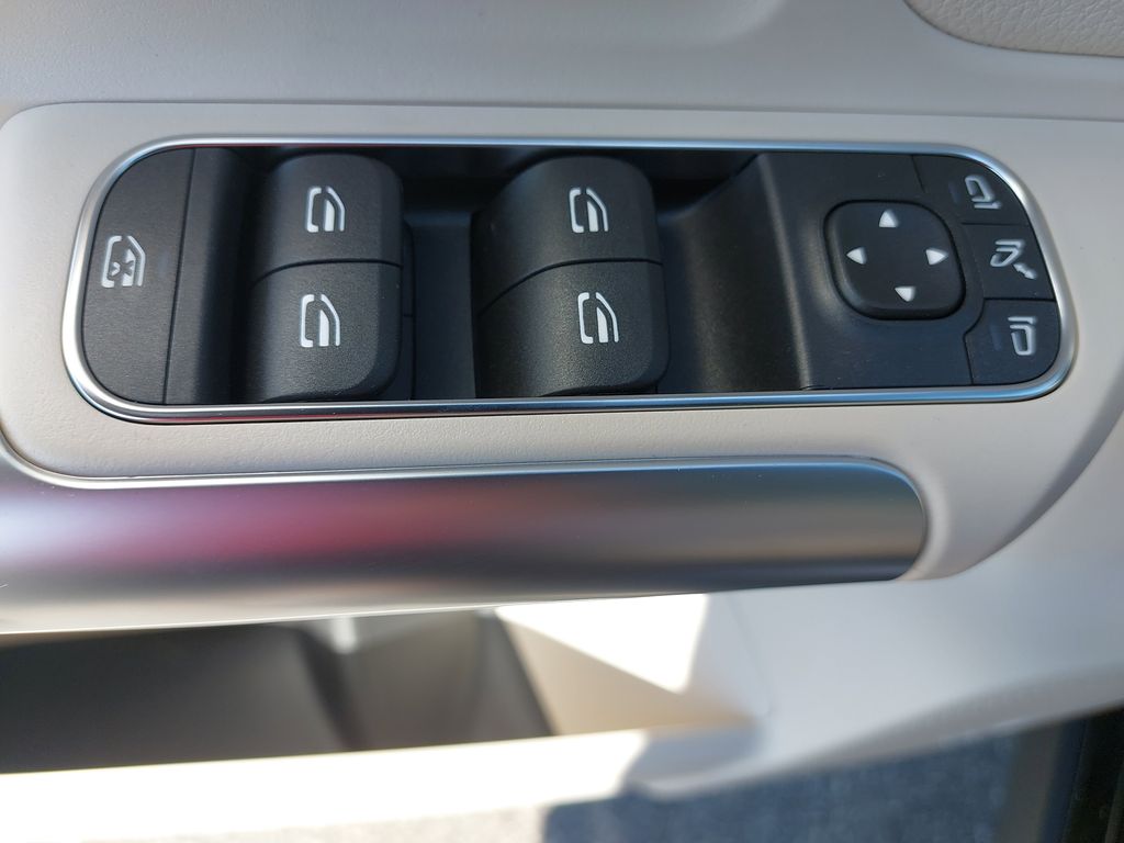 Vehicle image 24 of 31