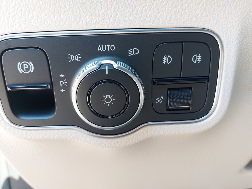 Vehicle image 21 of 31