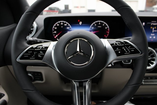 Vehicle image 23 of 41