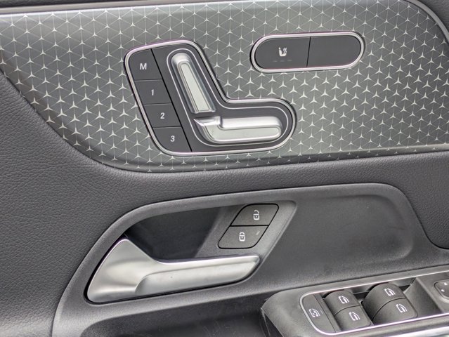 2025 Mercedes-Benz GLB 250 Image 15 of 36