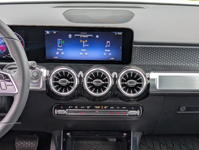 2025 Mercedes-Benz GLB 250 Image 30 of 36