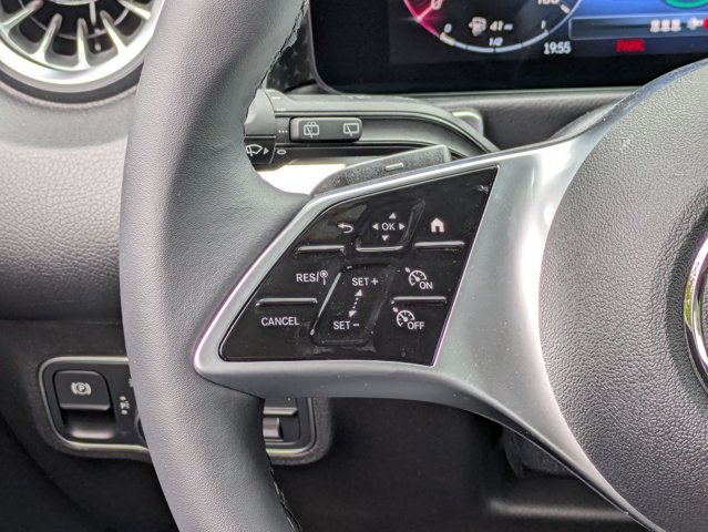 2025 Mercedes-Benz GLB 250 Image 20 of 36