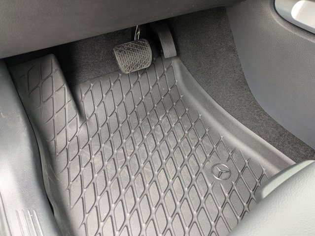 2025 Mercedes-Benz GLB 250 Image 18 of 36