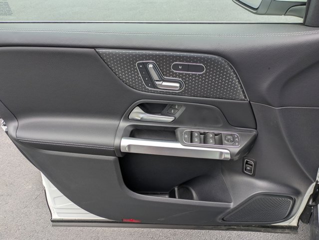 2025 Mercedes-Benz GLB 250 Image 14 of 36