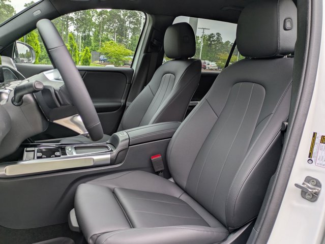 2025 Mercedes-Benz GLB 250 Image 17 of 36