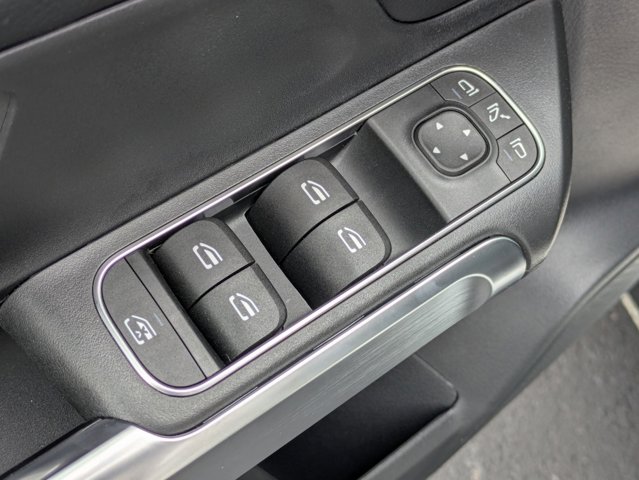 2025 Mercedes-Benz GLB 250 Image 16 of 36