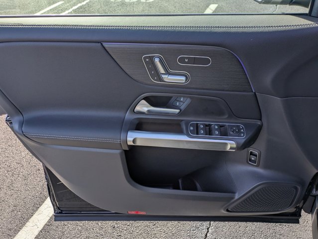 2025 Mercedes-Benz GLB 250 Image 13 of 36