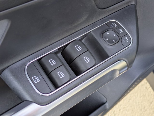 2025 Mercedes-Benz GLB 250 Image 15 of 36