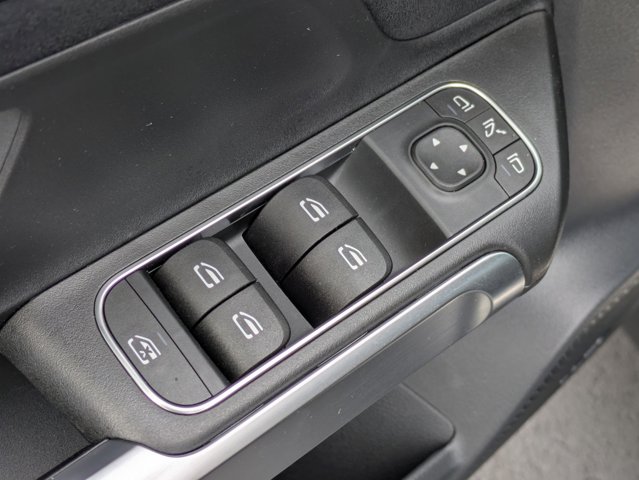 2025 Mercedes-Benz GLB 250 Image 15 of 36