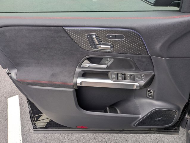 2025 Mercedes-Benz GLB 250 Image 13 of 36