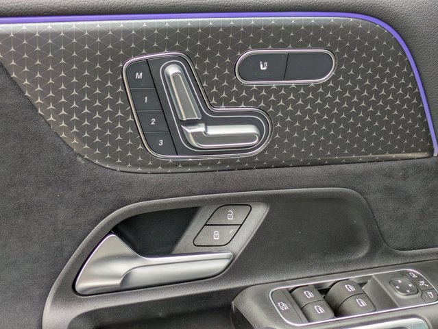 2025 Mercedes-Benz GLB 250 Image 14 of 36