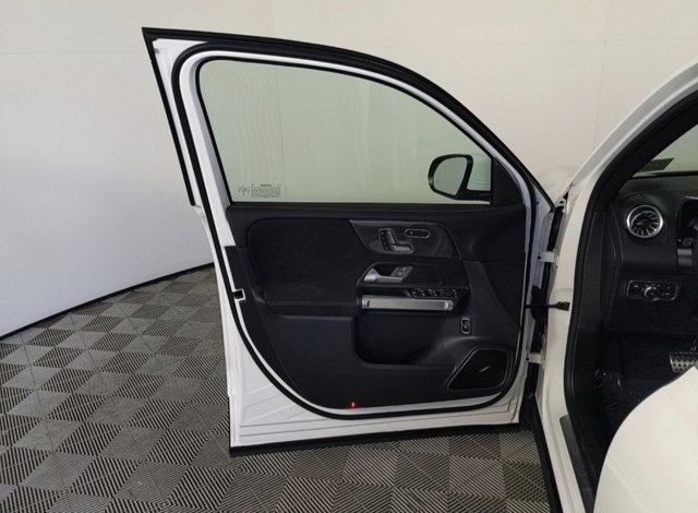 Vehicle image 8 of 25