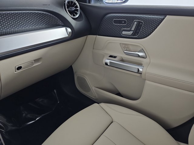 Vehicle image 25 of 30