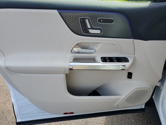 Vehicle image 17 of 35