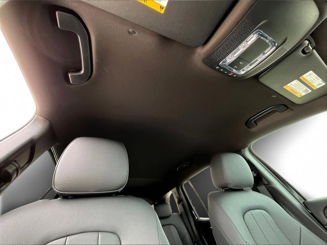 2025 Mercedes-Benz GLB 250 Image 13 of 30